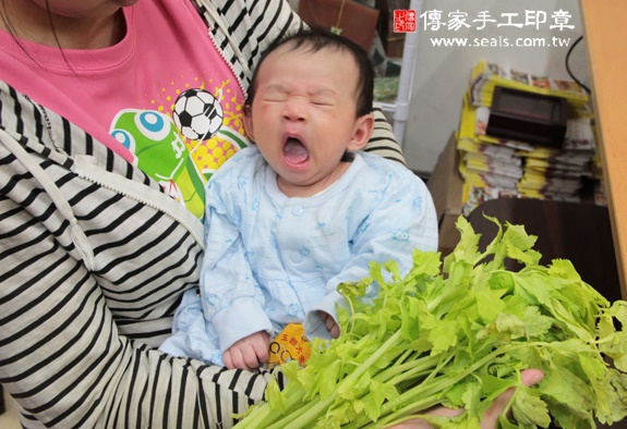 簡寶寶(新北永和區嬰兒寶寶滿月剃頭理髮、免費嬰兒剃胎毛儀式吉祥話)。中國風會場，爸媽寶貝免費穿「日中韓」古裝禮服。專業拍照、DVD光碟、證書。★購買「臍帶章、肚臍章、胎毛筆刷印章」贈送：剃頭、收涎、抓周，三選一。 2015.11.18 照片11